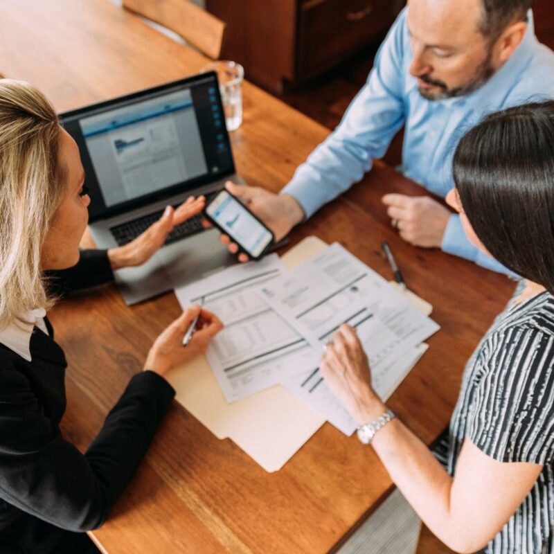 quando-internalizar-e-quando-terceirizar-o-financeiro-criterios-de-decisao-para-medias-e-grandes-empresas-consultoria-thompson-tmh